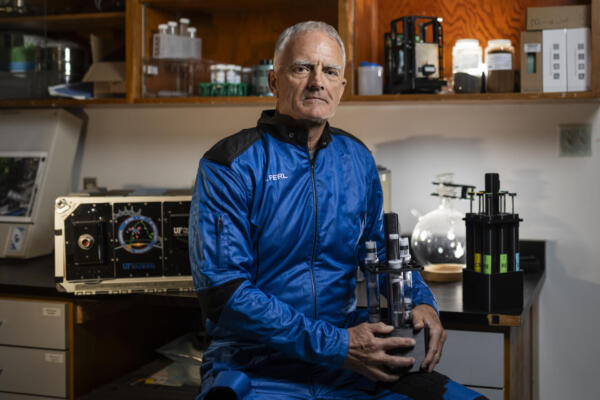 Fotografía cedida por el Instituto de Ciencias Agrícolas y Alimentarias de la Universidad de Florida (UF/IFAS) del biólogo y director del Instituto Espacial Astraeus, Rob Ferl. EFE/Tyler Jones/UF/IFAS