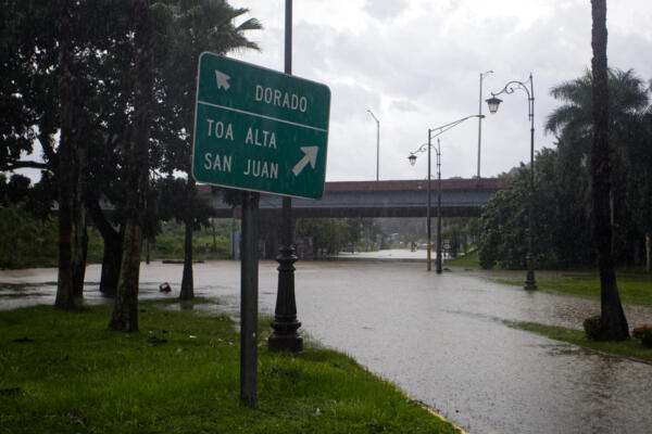 Fotografía de una carretera inundada tras el paso del huracán Ernesto, este miércoles en Dorado (Puerto Rico). EFE/ Thais Llorca