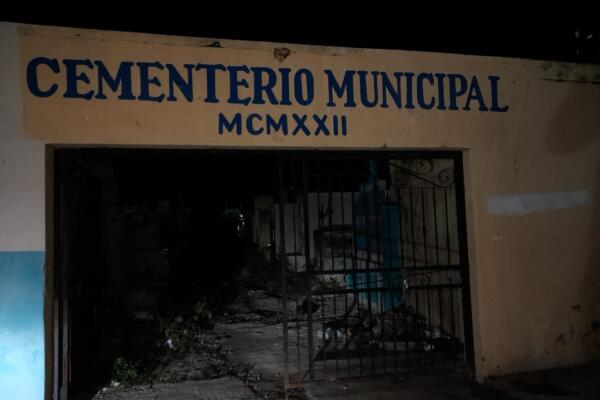 Denuncian abandono y falta de iluminación en cementerio municipal de Barahona. FOTO: Genaro Moreta Jr.