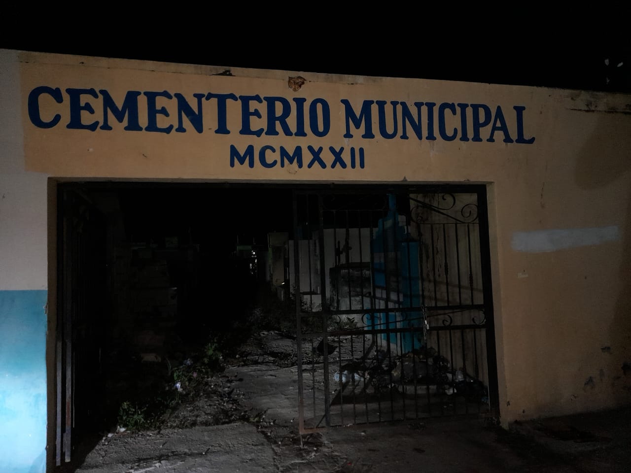 Denuncian abandono y falta de iluminación en cementerio municipal de Barahona 