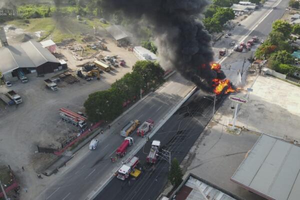 Autoridades brindan asistencia en lugar donde ocurrió explosión de un camión de gas.