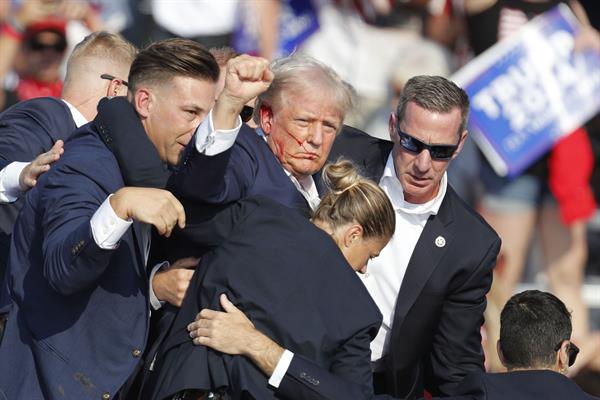 Donald Trump sacado del escenario por el Servicio Secreto, en Butler. EFE