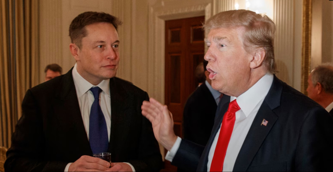 Donald-Trump-y-Elon-Mosk-interactuando-CDN-Digital.