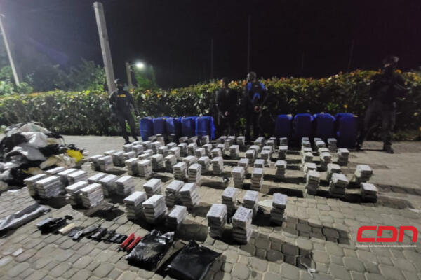 DNCD captura dos hombres con cargamento de 484 paquetes de presunta cocaína 