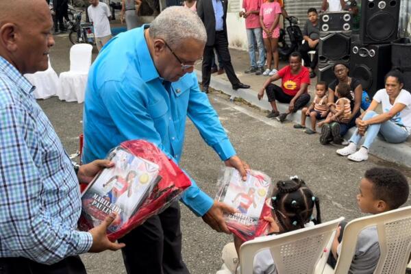 mLuis Acosta Moreta «El Gallo», distribuyó este sábado, útiles escolares a cientos de niños