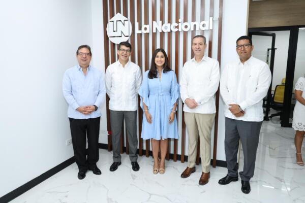Ejecutivos de Asociación La Nacional y Fiduciaria La Nacional en el acto de inauguración de su Centro Empresarial en Punta Cana. 
Foto: fuente externa