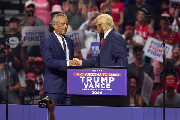 El expresidente Donald Trump y Robert Kennedy juntos en un mitin en Arizona.EFE