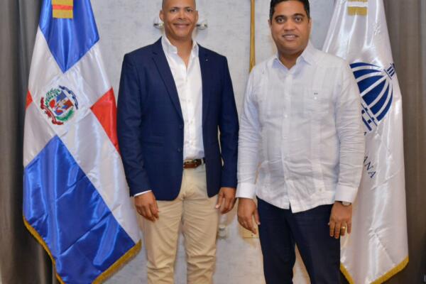 
El-ministro-de-Deportes-Kelvin-Cruz-y-el-ex-atleta-olimpico-Felix-Sanchez.j