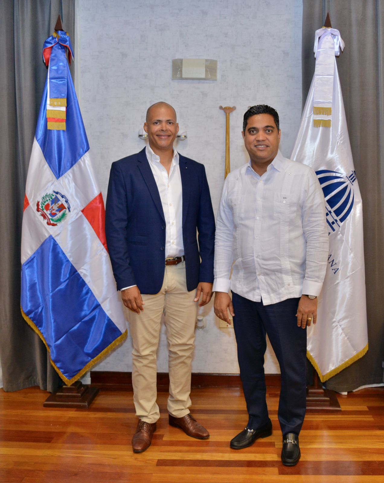 El-ministro-de-Deportes-Kelvin-Cruz-y-el-ex-atleta-olimpico-Felix-Sanchez.j