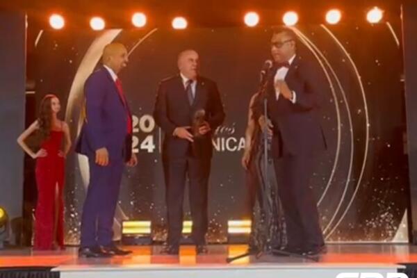 El senador Alexis Victoria, reconocido en Premios Dominicanísimo
