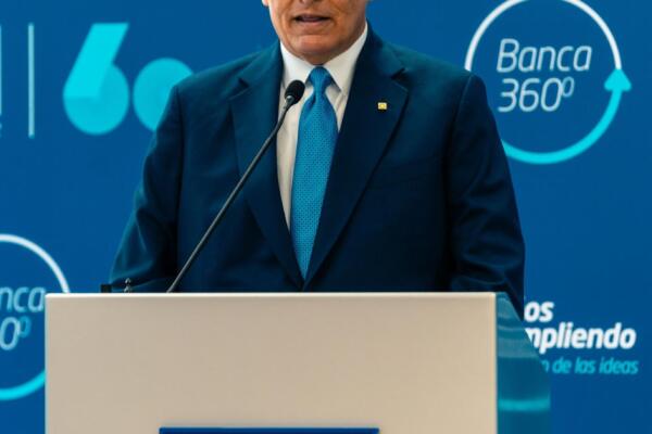 Luis E. Espínola, vicepresidente ejecutivo de Negocios Empresariales y de Inversión.
