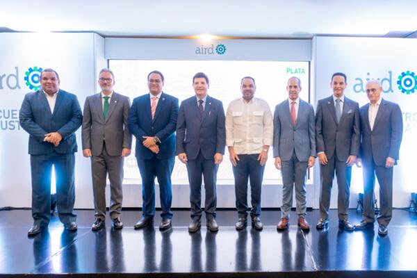 Andrés Astacio junto a directivos AIRD
Foto: fuente externa