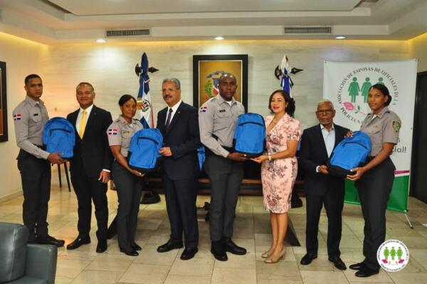Entrega de mochilas donadas por el Banco Popular