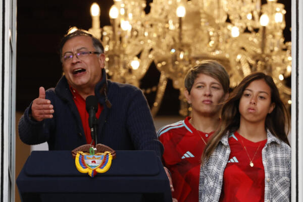 Fotografía de archivo del presidente de Colombia, Gustavo Petro, acompañado por la primera dama, Verónica Alcocer, y su hija Antonella (d), en la Casa de Nariño en Bogotá (Colombia). EFE/ Mauricio Dueñas Castañeda