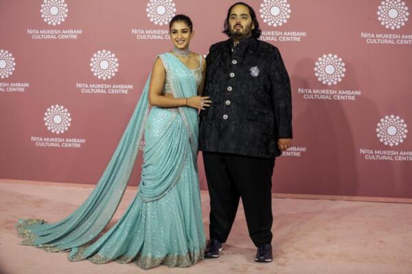 Hijo menor del hombre más rico de Asia junto a su esposa.