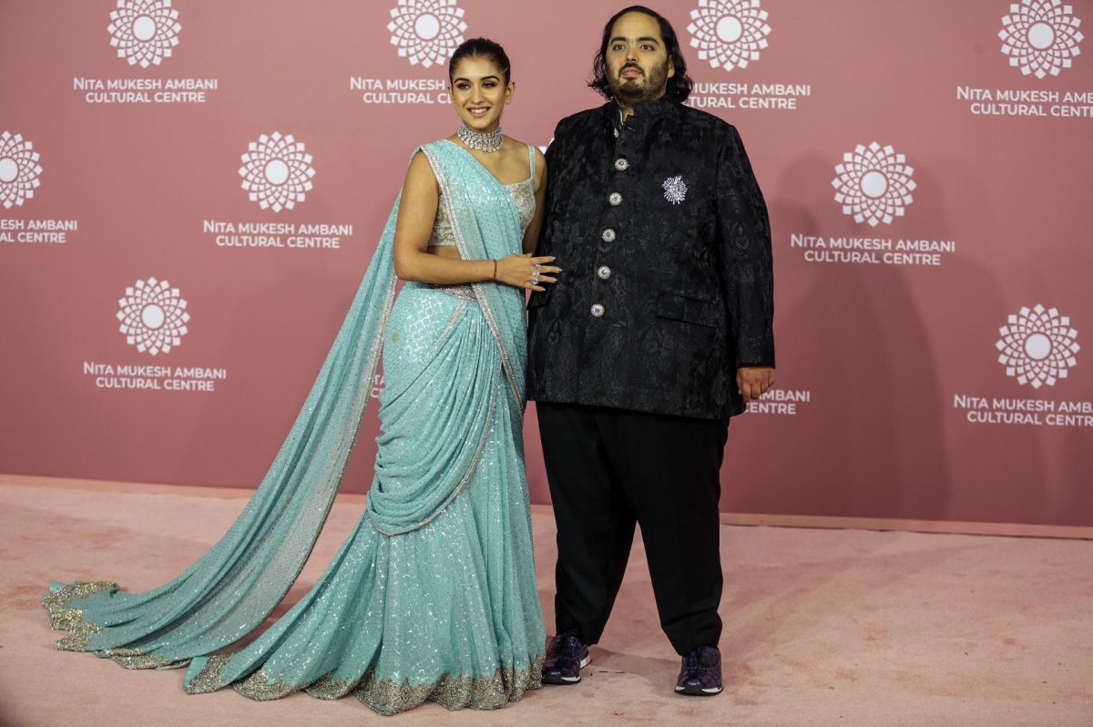Hijo menor del hombre más rico de Asia junto a su esposa.