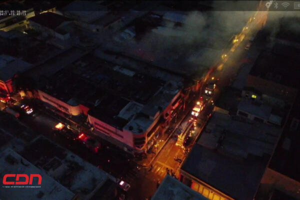 Incendio afecta plaza comercial de Santiago