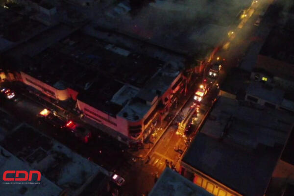 Incendio afecta plaza comercial de Santiago