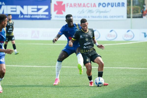 Juan Angeles de Moca FC, autor de dos goles ante Atlantico FC, defendido por Bien Aime