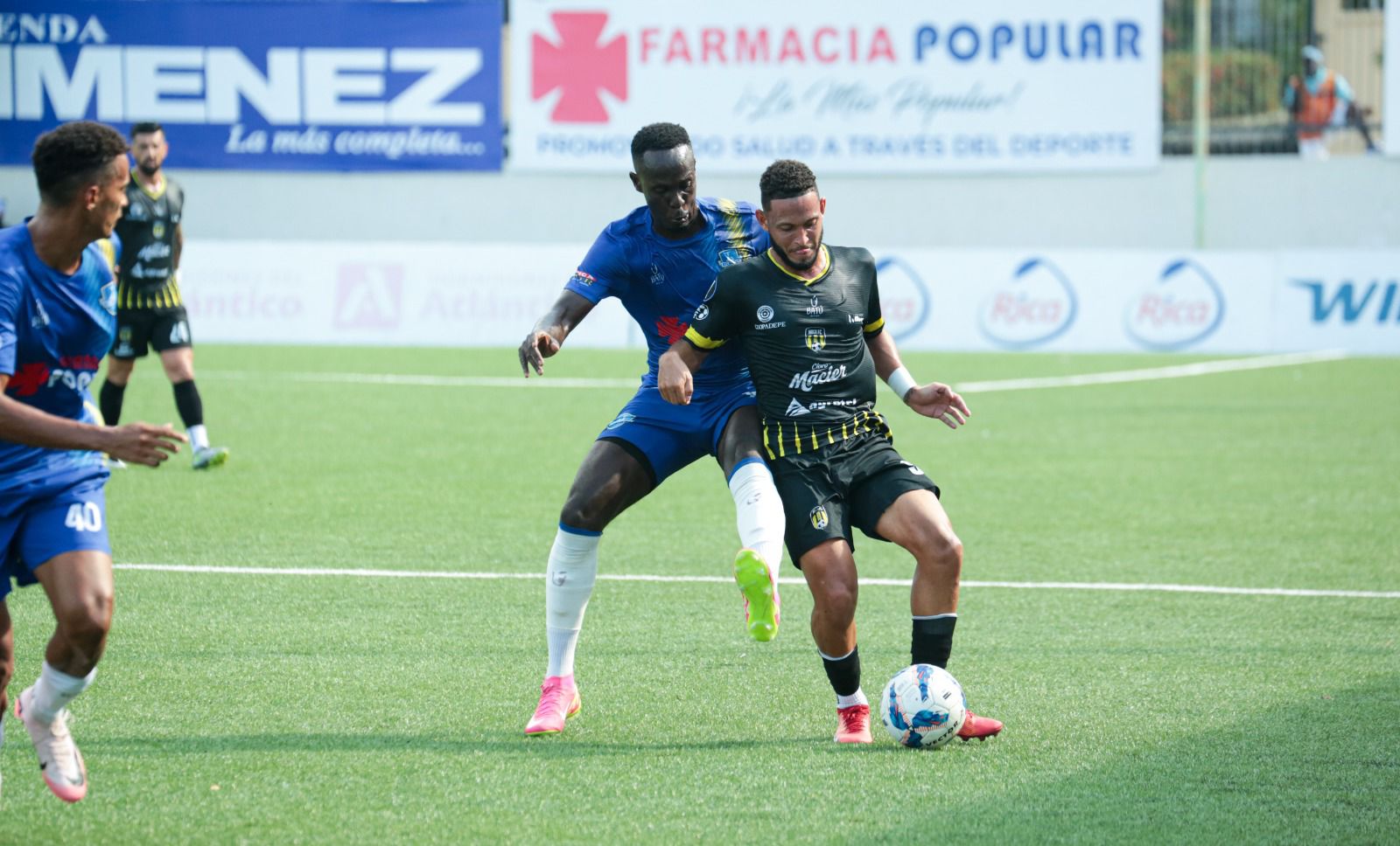 Juan Angeles de Moca FC, autor de dos goles ante Atlantico FC, defendido por Bien Aime