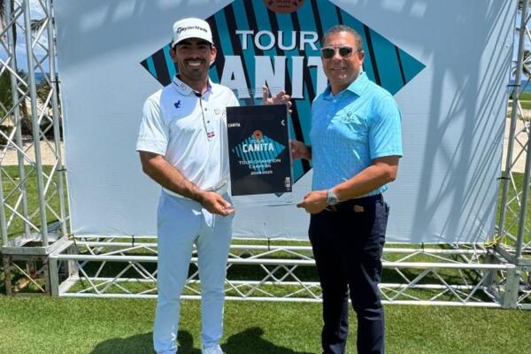 Juan José Guerra, ganador de la primera parada del tour es premiado por Alexis Santana.