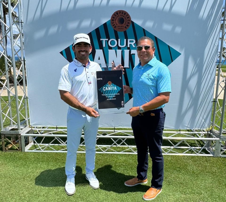 Juan José Guerra, ganador de la primera parada del tour es premiado por Alexis Santana.