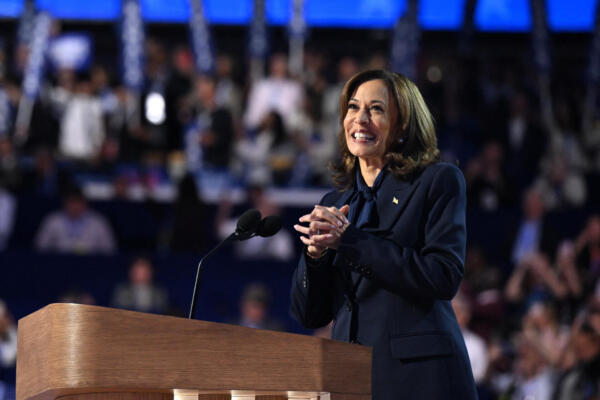 La vicepresidenta de Estados Unidos y candidata presidencial demócrata para 2024, Kamala Harris, habla en el cuarto y último día de la Convención Nacional Demócrata (DNC) en el United Center en Chicago, Illinois. FOTO: AFP