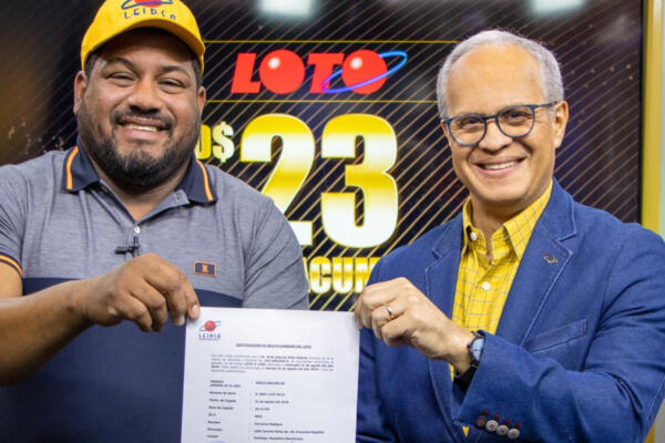 Leidsa entrega certificado a ebanista ganador de 23 millones en el Loto