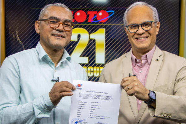 Leidsa entrega certificado a empleado de casa de cambio que ganó 21 millones en el Loto