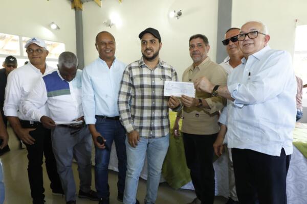 Limber-Cruz-ministro-de-Agricultura-hce-entrega-de-fondos-a-los-agricultores-CDN-Digital.