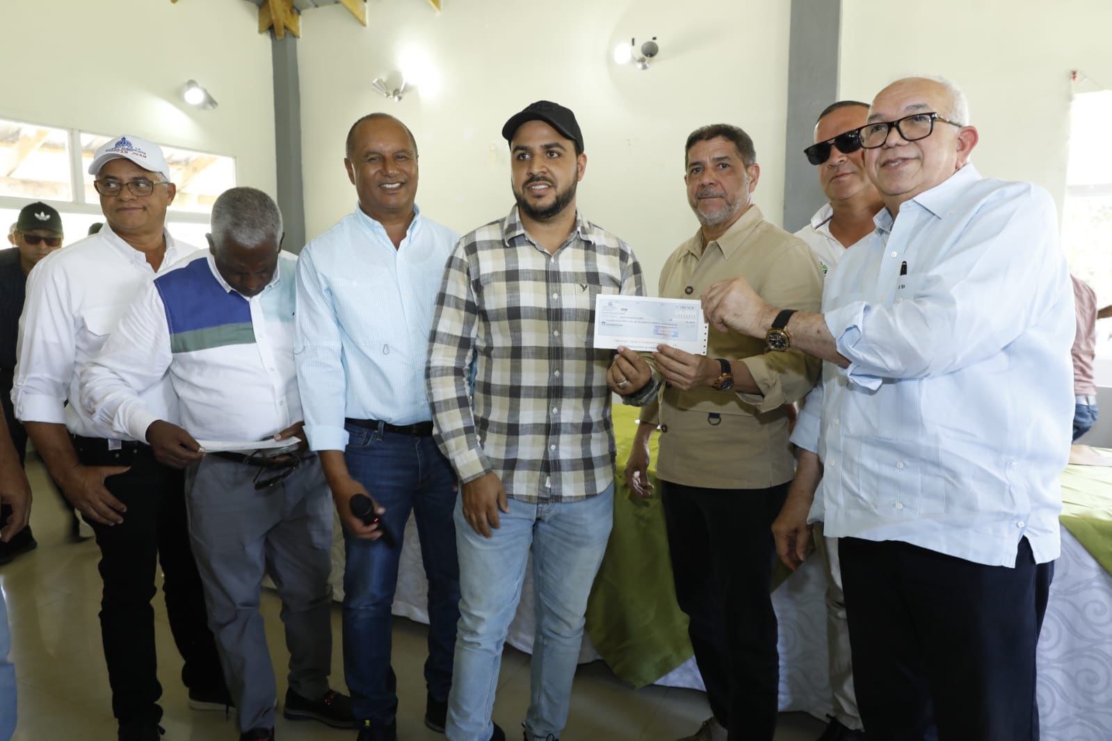Limber-Cruz-ministro-de-Agricultura-hce-entrega-de-fondos-a-los-agricultores-CDN-Digital.