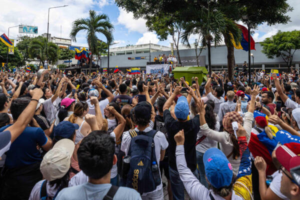 Ciudadanos asisten a una manifestación de apoyo al candidato a la presidencia de Venezuela, Edmundo González Urrutia, en Caracas (Venezuela). EFE/ Henry Chirinos