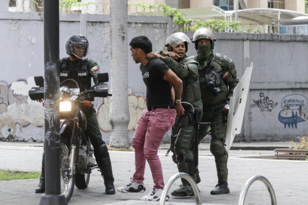 Maduro ordena encerrar en cárceles a detenidos en protestas