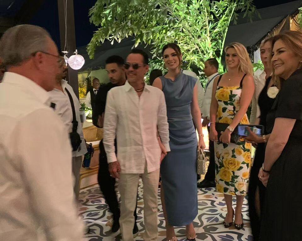 Marc Anthony y Nadia Ferreira en la toma de posesión de Abinader