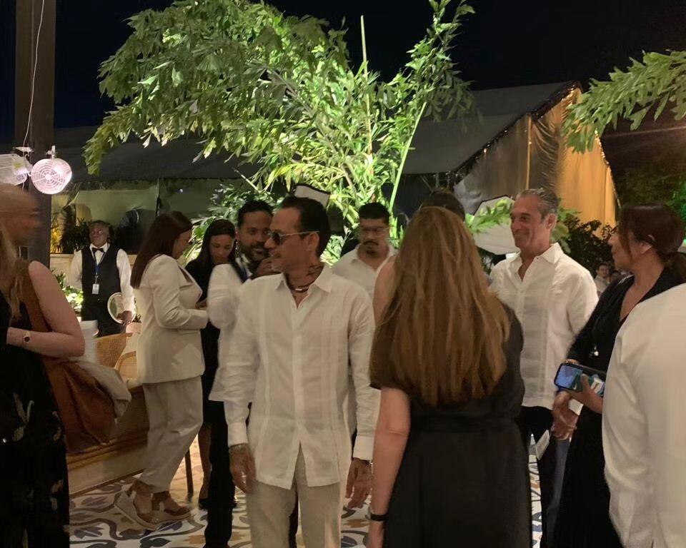 Marc Anthony y Nadia Ferreira en la toma de posesión de Abinader
