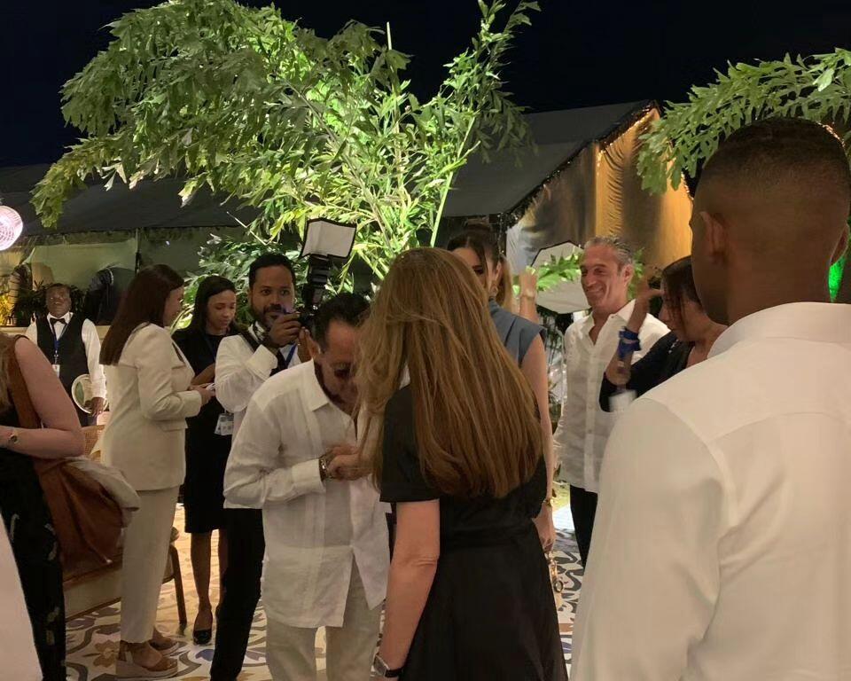 Marc Anthony y Nadia Ferreira en la toma de posesión de Abinader