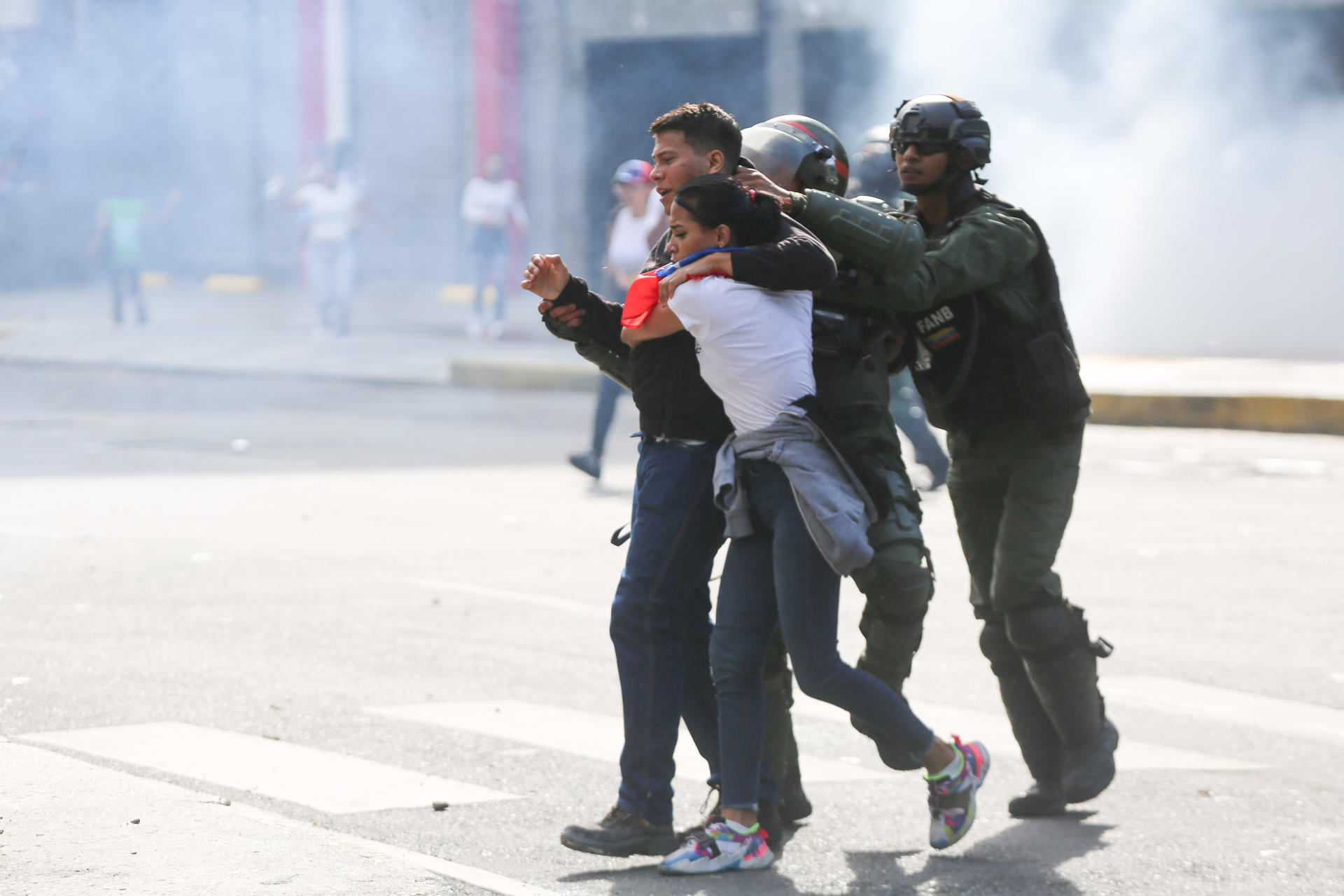 Más de mil venezolanos detenidos en protestas son acusados de terrorismo, según ONG