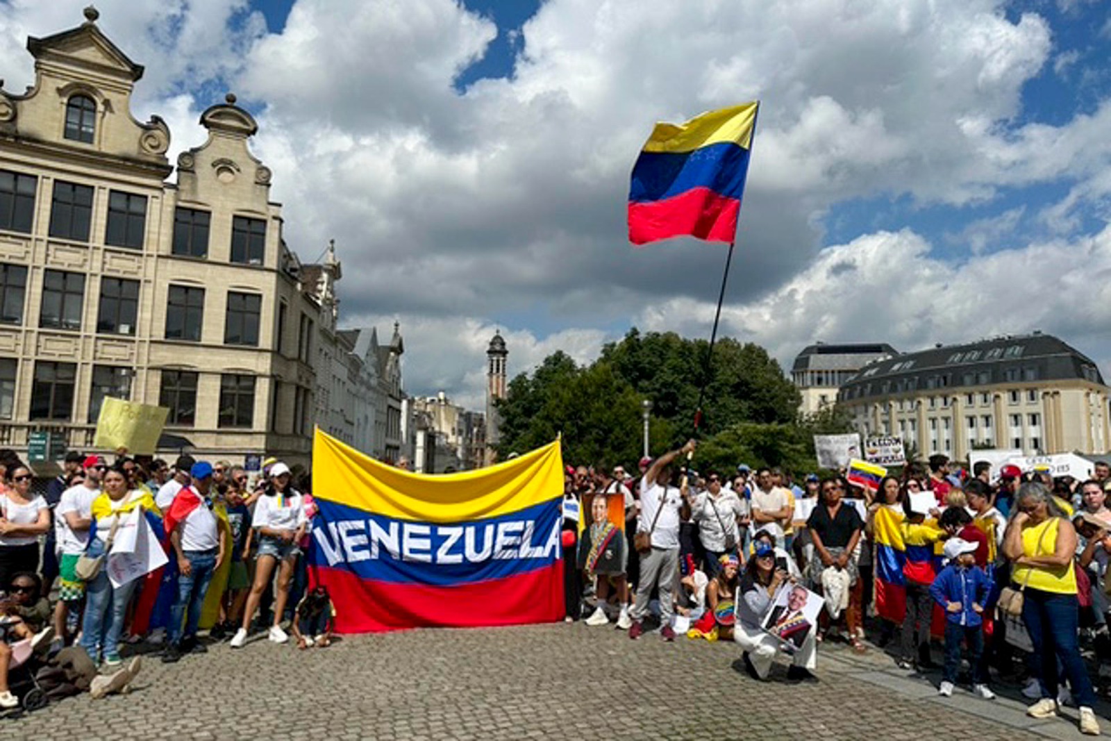Miles de venezolanos marchan para exigir transparencia en las elecciones