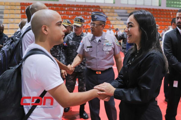 Ministra Faride recibe 775 nuevos aspirantes a la policía