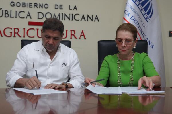 Ministro de Agricultura junto a presidenta de Sur Futuro 
Foto: fuente externa