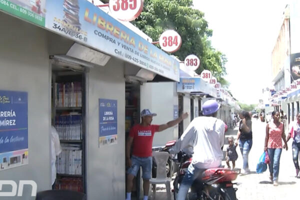 Continúan las ventas de los útiles escolares. Padres recorren puestos de libros. Foto: CDN