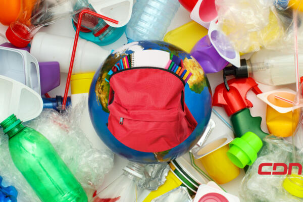 personas cambian plásticos por útiles escolares