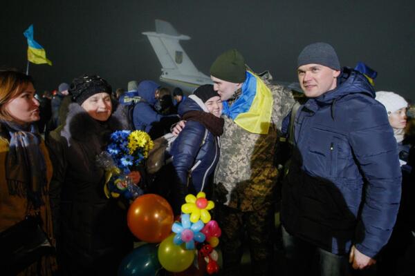 Soldados ucranianos liberados que se reúnen con sus familiares en Kiev.
 (foto: Efe/Stepan Franko)