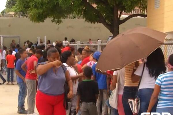 Padres asisten a Centro Educativo en Villa Mella en búsqueda de útiles