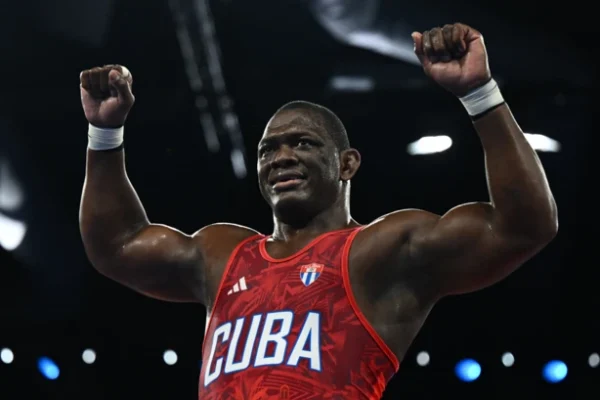Para conseguir su quinta medalla olímpica de oro, superó en la final por 6-0 a otro cubano Yasmani Acosta, quien representa a Chile.