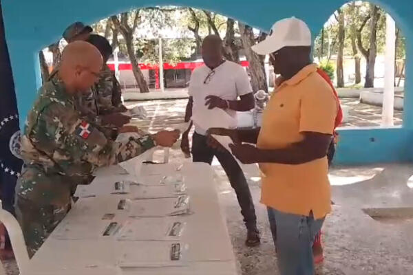 Personal-de-la-Armada-entrega-matriculas-a-pescadores-en-Sabana-de-la-Mar-CDN-Digital.