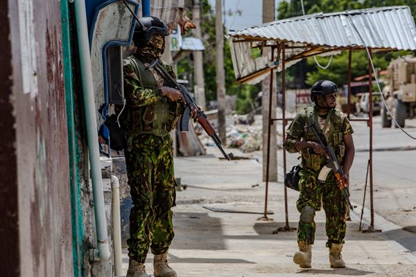 Policías haitianos que vigilan las calles en Puerto Príncipe. EFE