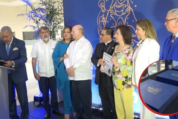 Momento en el que presentan libro Virgen de la Altagracia junto a diversas personalidades importantes del país. Foto: CDN Digital