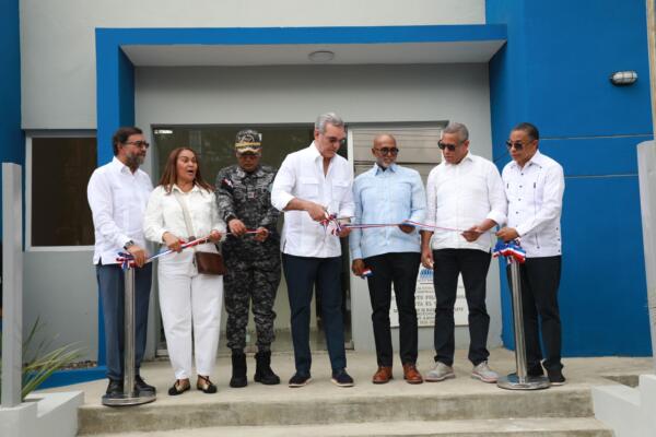 Presidente Luis Abinader en inauguración de destacamento policial