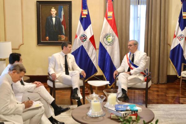 Presidente Luis Abinader junto al presidente de Paraguay, Santiago Peña.